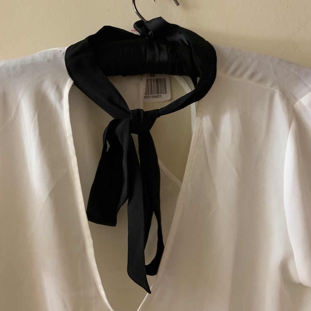 White blouse - Picture 2 of 4